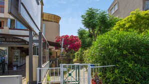 A narrow street with a building on the left and a gate with a metal fence. - Appartement Pompidou - Welkeys (La Seyne-sur-Mer)