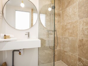 Regadera, amenidades de baño gratuitas, secadora de cabello, toallas 