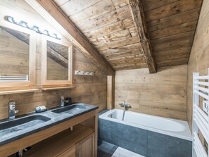 Bathtub, hair dryer, towels, soap - Appartement La Combe aux Loups - Welkeys (Combloux)