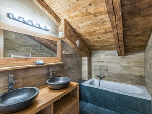 Baignoire, sĂšche-cheveux, serviettes fournies, savon