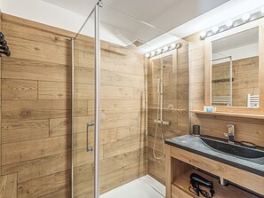 Shower, hair dryer, towels, soap - Appartement Vue Montagnarde - Welkeys (Combloux)
