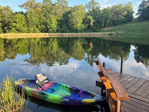 Tiny Cabin. Come here to unplug & relax on the pond.