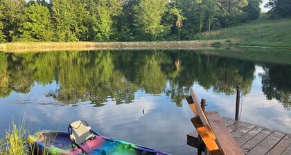 Tiny Cabin. Come here to unplug & relax on the pond.