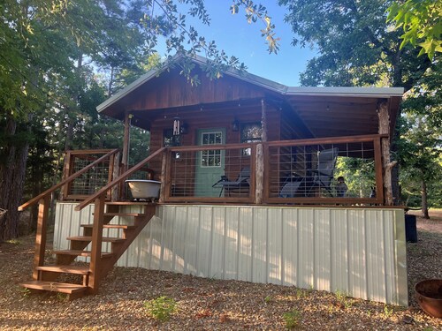 Tiny Cabin. Come here to unplug & relax on the pond.