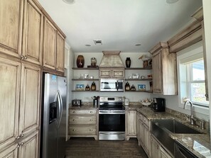 Refrigerador, horno, lavavajillas y cafetera y tetera