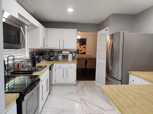 Cheerful 3-bedroom home with pool