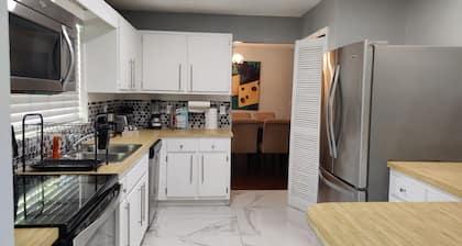 Cheerful 3-bedroom home with pool