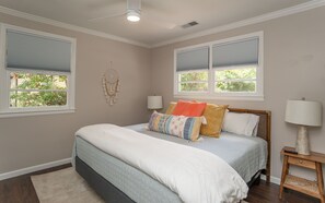 2 bedrooms, iron/ironing board, travel crib, free WiFi - {NEW}5 mins to PI-Fire Pit-Beach Pass (Port Royal)