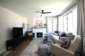 Télévision, cheminée