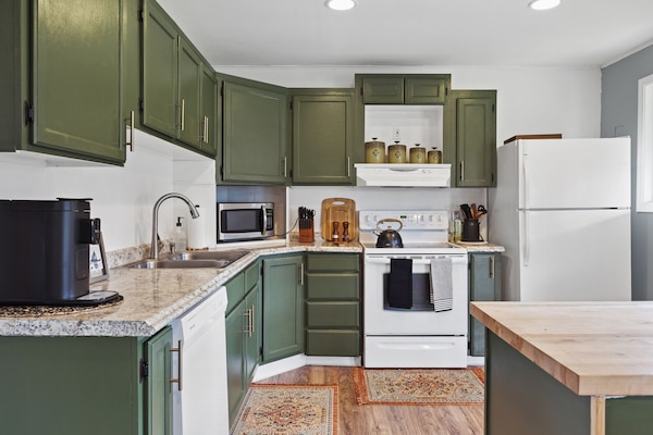 Een koelkast, een magnetron, een oven, een kookplaat