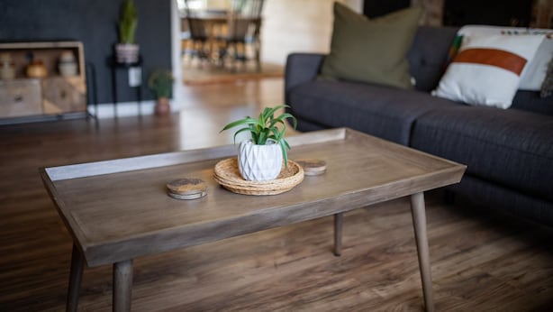 A modern living room with a wooden coffee table, a white vase with a plant, and a grey sofa with cushions. - The Aztec Casita - Gateway to incredible memories (Forks)