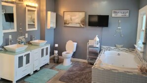 A bathroom with a bathtub, a toilet, and a sink. - Great Rural hideaway-20 minutes from peoria (Chillicothe)