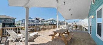 Canalfront Home with Huge Deck, Close to the Beach