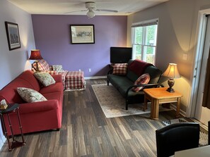 Smart TV, books - Private midtown getaway 10 mins from Downtown & Wrightsville Beach. (Wilmington)