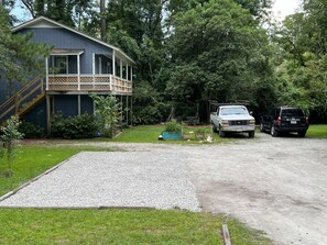 Property grounds - Private midtown getaway 10 mins from Downtown & Wrightsville Beach. (Wilmington)