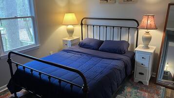 2 bedrooms, in-room safe, desk, iron/ironing board