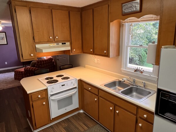 Fridge, microwave, oven, stovetop - Private midtown getaway 10 mins from Downtown & Wrightsville Beach. (Wilmington)