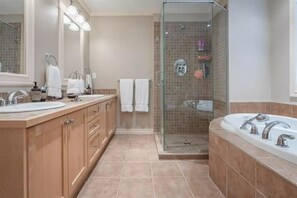 Combined shower/tub, jetted tub, hair dryer, towels - Ski/Snowboard, Snowmobile, Fishing, Hunting, Hot Tub, Chalet (Humber Valley Resort)