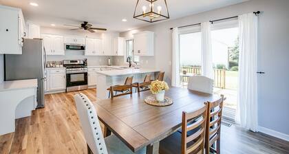 Updated , bright, and modern Manteno Home close to parks