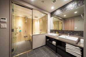 Habitación Premier, para no fumadores | Baño | Tina con regadera, secadora de cabello, pantuflas, bidet electrónico 