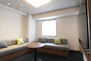 Habitación Premier, para no fumadores | Área de sala de estar | Televisión de pantalla plana 