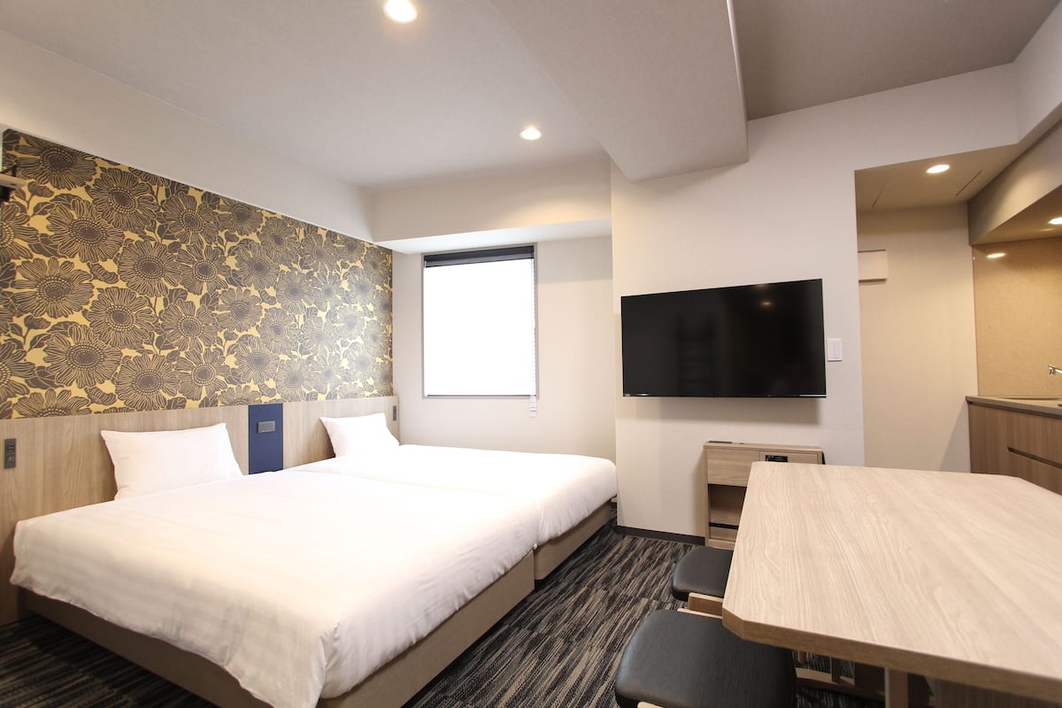 Standard Room, Non Smoking | 1 bedroom, memory foam beds, in-room safe, desk