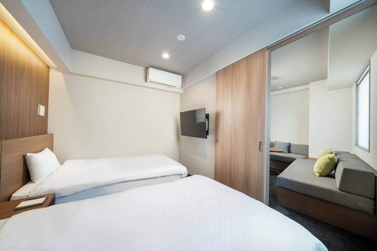 Betten mit Memory-Foam-Matratzen, Zimmersafe, Schreibtisch