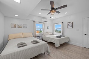 4 bedrooms, iron/ironing board, travel cot, WiFi - Shell Hill house Waterfront, kayaks, grill, pier (Sealevel)