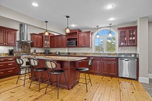 Fridge, microwave, oven, stovetop - Shell Hill house Waterfront, kayaks, grill, pier (Sealevel)