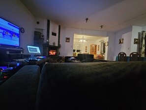 Televisie en een open haard