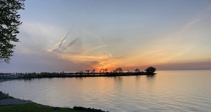 LAKESIDE RETREAT-Overlooking the scenic beauty of Lake Erie, Lorain,Ohio