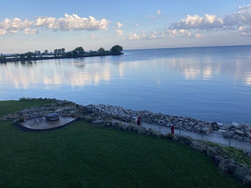 LAKESIDE RETREAT-Overlooking the scenic beauty of Lake Erie, Lorain,Ohio