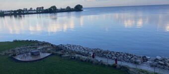 LAKESIDE RETREAT-Overlooking the scenic beauty of Lake Erie, Lorain,Ohio