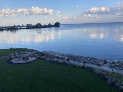 LAKESIDE RETREAT-Overlooking the scenic beauty of Lake Erie, Lorain,Ohio