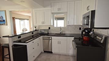 Coffee/tea maker, fridge, microwave, oven