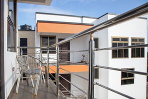 Property grounds - 3 Bed Furnished Apartment - Wifi, Parking, Aircon (Accra)