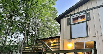 THE TRAILSIDE EAGLE'S NEST