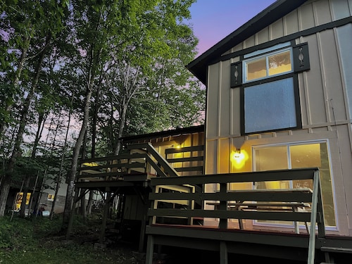 THE TRAILSIDE EAGLE'S NEST