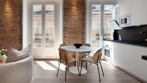 Cafetière/bouilloire, réfrigérateur, micro-ondes, four
