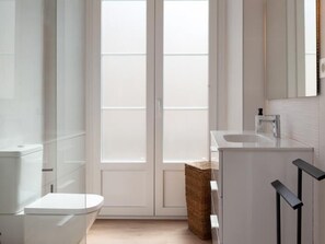 Dusch, hårtork och handdukar