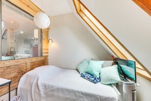 3 bedrooms, desk, iron/ironing board, Internet - Walk to Slopes: Snowshoe Condo w/ Sunroom (Snowshoe)