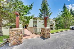 Exterior - Walk to Slopes: Snowshoe Condo w/ Sunroom (Snowshoe)