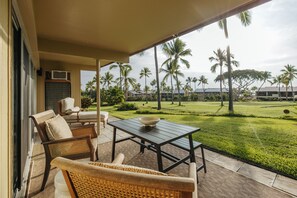 Outdoor dining - The Olena at Keauhou Bay (Kailua-Kona)