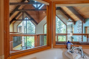 Doccia, vasca idromassaggio, asciugacapelli, asciugamani