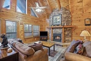 TV, fireplace, video games, DVD player - SMOKEY MTN RESTORATION•FAMILY MEMORIES FOR A LIFETIME•MINS TO DT PIGEON FORGE (Pigeon Forge)