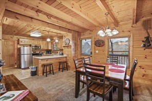 Dining - SMOKEY MTN RESTORATION•FAMILY MEMORIES FOR A LIFETIME•MINS TO DT PIGEON FORGE (Pigeon Forge)