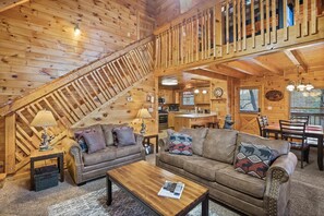 TV, fireplace, video games, DVD player - SMOKEY MTN RESTORATION•FAMILY MEMORIES FOR A LIFETIME•MINS TO DT PIGEON FORGE (Pigeon Forge)