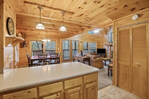 TV, fireplace, video games, DVD player - SMOKEY MTN RESTORATION•FAMILY MEMORIES FOR A LIFETIME•MINS TO DT PIGEON FORGE (Pigeon Forge)