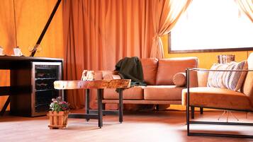 Family Suite, Non Smoking, Pool View | 1 bedroom, free WiFi, bed sheets