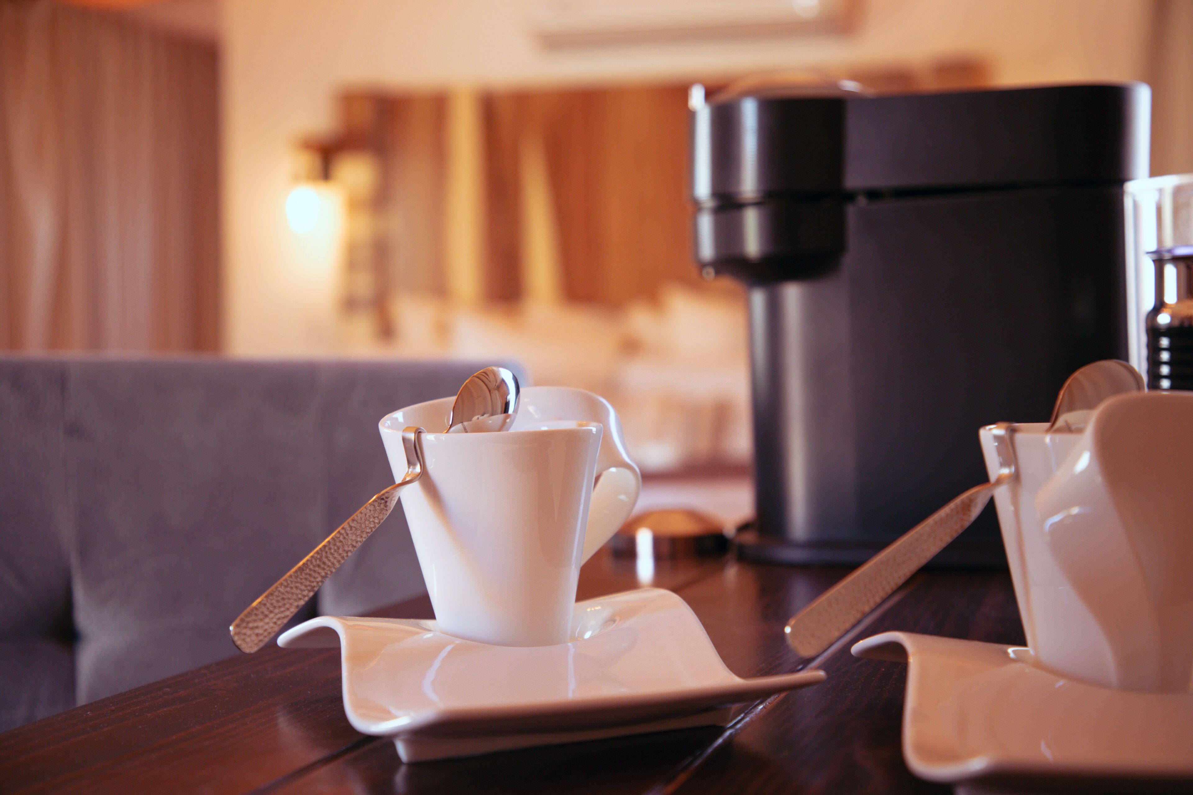 deluxe suite, 1 king bed, non smoking, garden view | living area